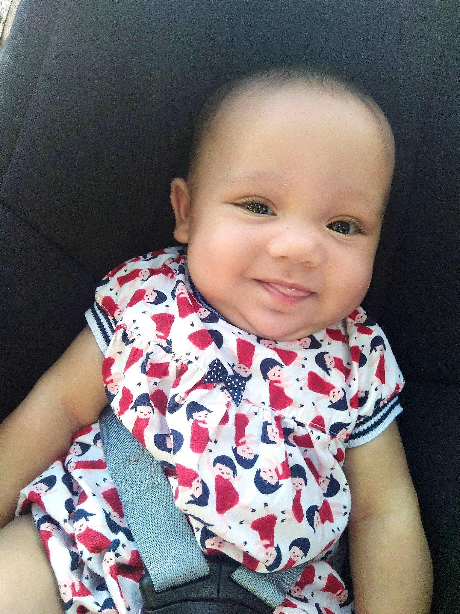 Alma a rejoint le concours — aidez-le/la à gagner de superbes lots ! baby, beauty, cheek, child, chin, cool, electronic_device, eye, face, forehead, head, joy, lip, nose, person, sitting, skin, smile, toddler