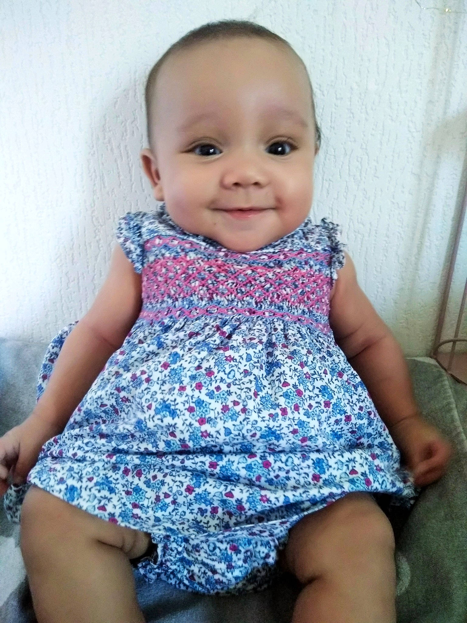 Alma participe au concours pour gagner de l'argent avec cette photo : baby, baby_toddler_clothing, cheek, child, child_model, clothing, design, dress, joy, pattern, person, sitting, skin, smile, toddler