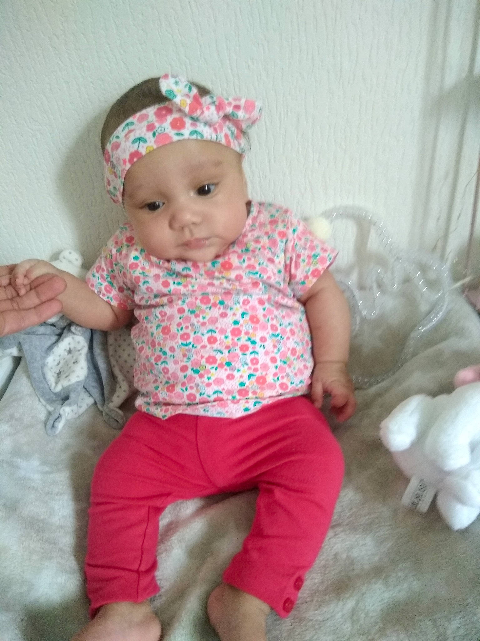 Alma participe au concours pour gagner de l'argent avec cette photo : baby, baby_toddler_clothing, child, clothing, fashion_accessory, hair_accessory, headgear, headwear, pattern, person, pink, skin, toddler