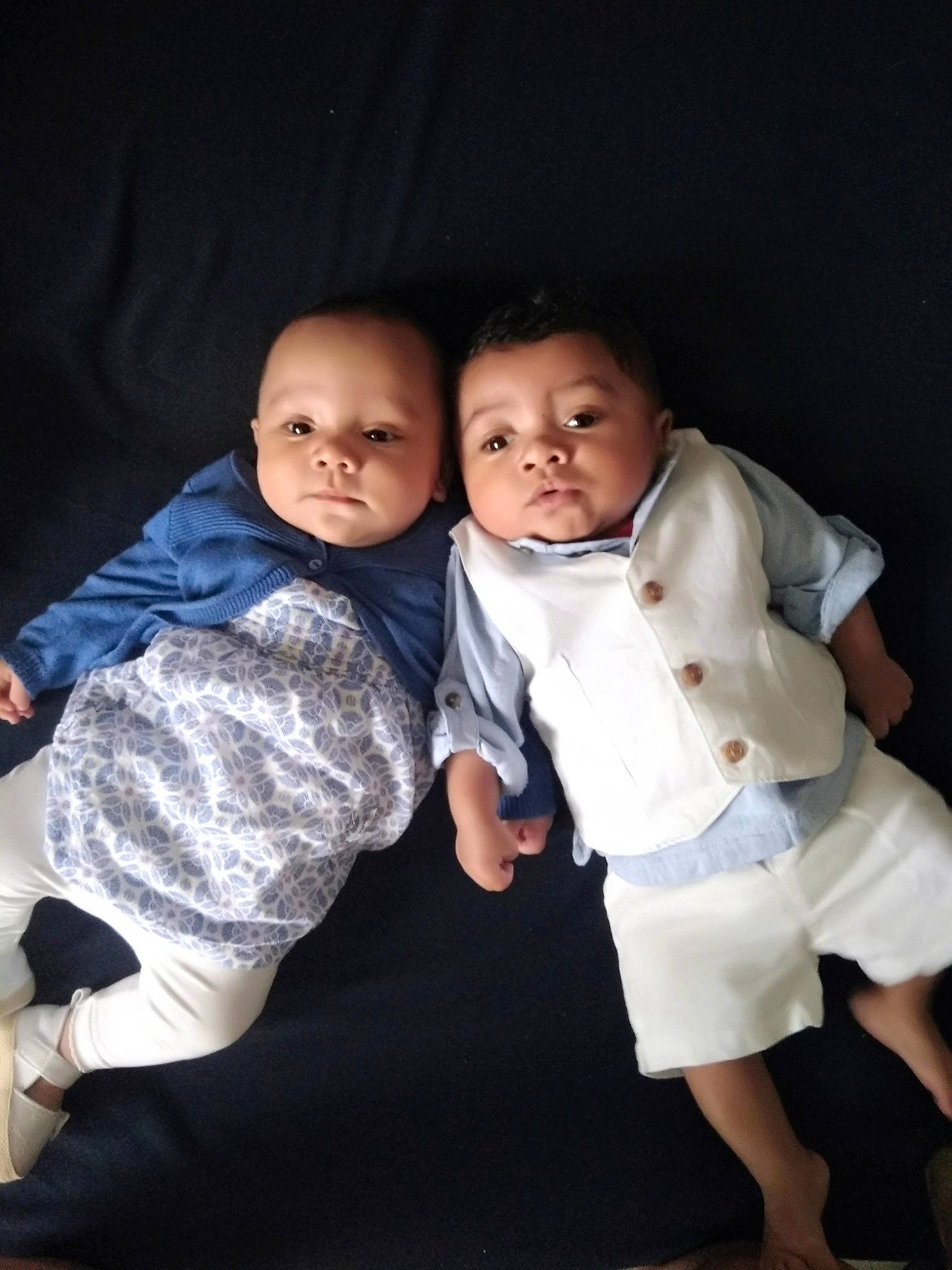 Achille Et Alma a rejoint le concours — aidez-le/la à gagner de superbes lots ! baby, cheek, child, family, fun, happy, head, leg, people, person, photography, sibling, sitting, skin, smile, toddler, white