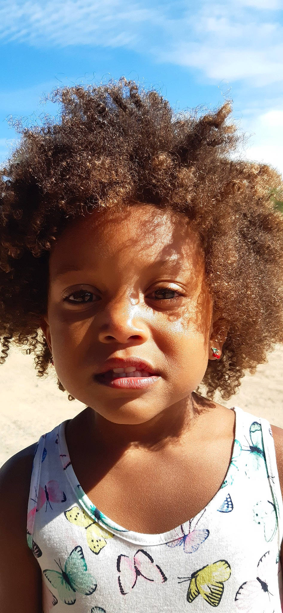 Mia participe au concours pour gagner de l'argent avec cette photo : afro, black_hair, brown, child, chin, face, forehead, hair, hairstyle, head, human, jheri_curl, nose, person, s_curl, skin, smile