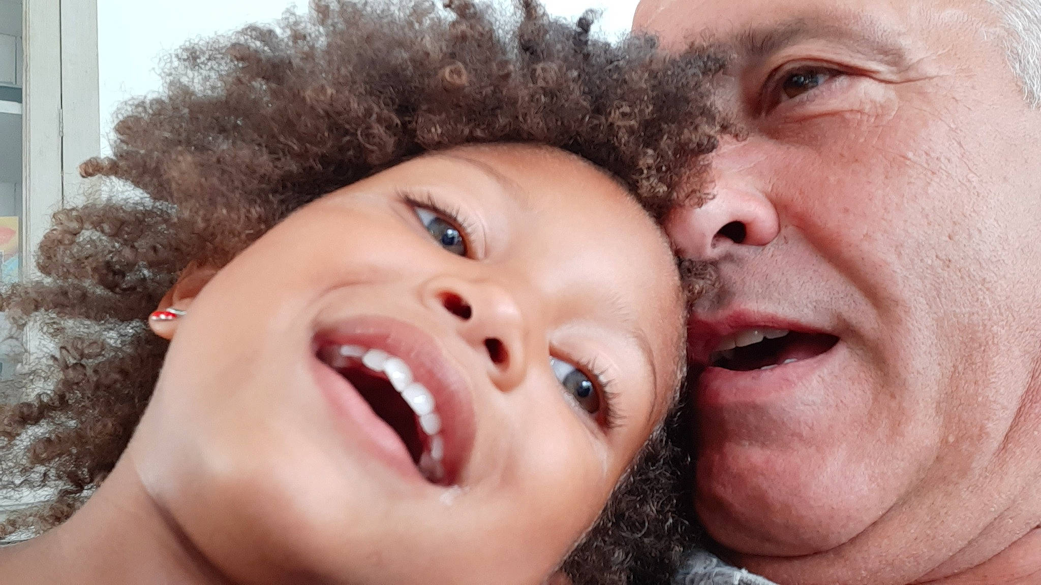 Mia participe au concours pour gagner de l'argent avec cette photo : baby, cheek, child, close_up, face, facial_expression, fun, gesture, happy, head, laugh, lip, mouth, nose, person, skin, smile, tooth