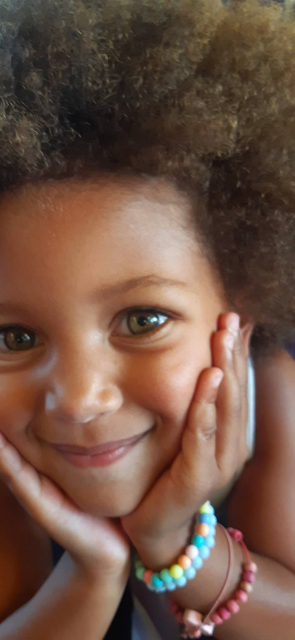 Mia participe au concours pour gagner de l'argent avec cette photo : beauty, black_hair, cheek, child, chin, close_up, ear, eye, eyebrow, face, facial_expression, forehead, hair, head, joy, lip, mouth, nose, person, skin