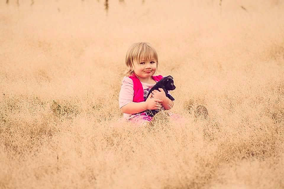 Kendal is registered to the contest to win money with this photo: child, family, fun, grass, happy, joy, people, person, photograph, photography, pink, plant, play, red, sand, smile, snapshot, stock_photography, summer, toddler