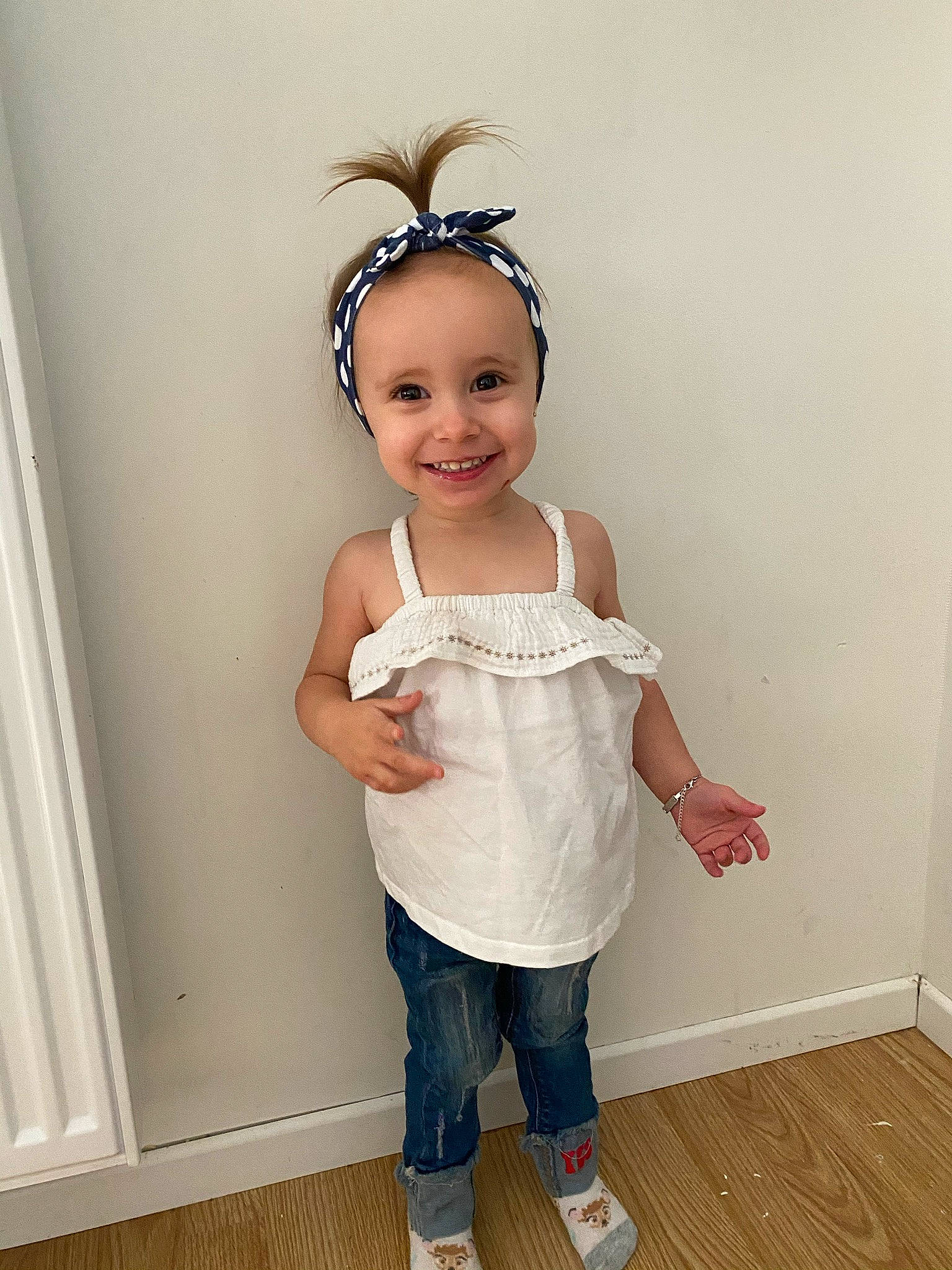 Layanna participe au concours pour gagner de l'argent avec cette photo : arm, baby_toddler_clothing, child, clothing, flooring, happy, headband, headpiece, jeans, joy, knee, neck, pattern, person, sleeve, smile, standing, t_shirt, toddler, waist