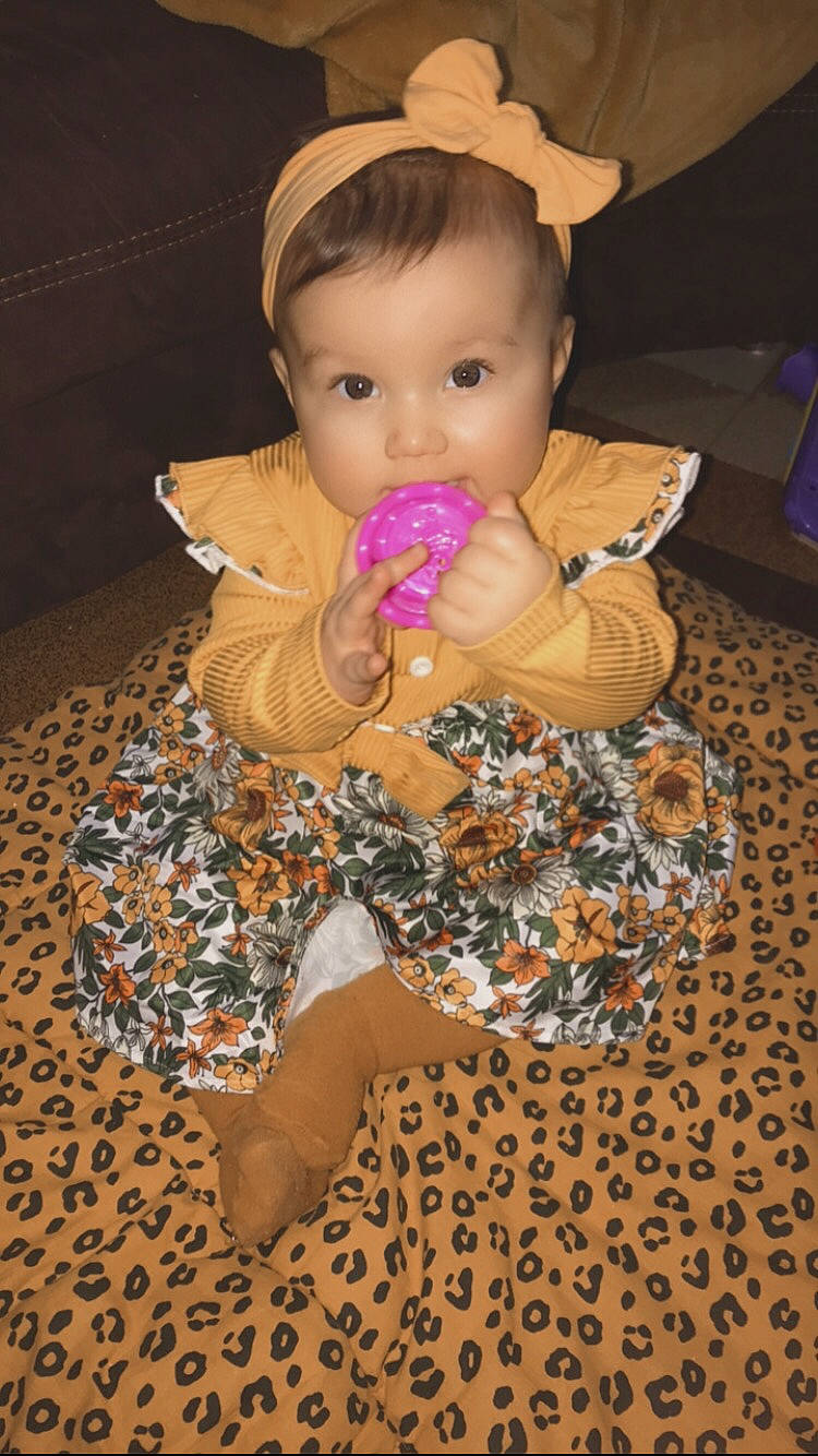 Kiara participe au concours pour gagner de l'argent avec cette photo : baby, baby_toddler_clothing, cap, cheek, child, comfort, face, finger, flooring, fun, happy, head, nail, nose, person, sitting, skin, sock, stuffed_toy, thumb