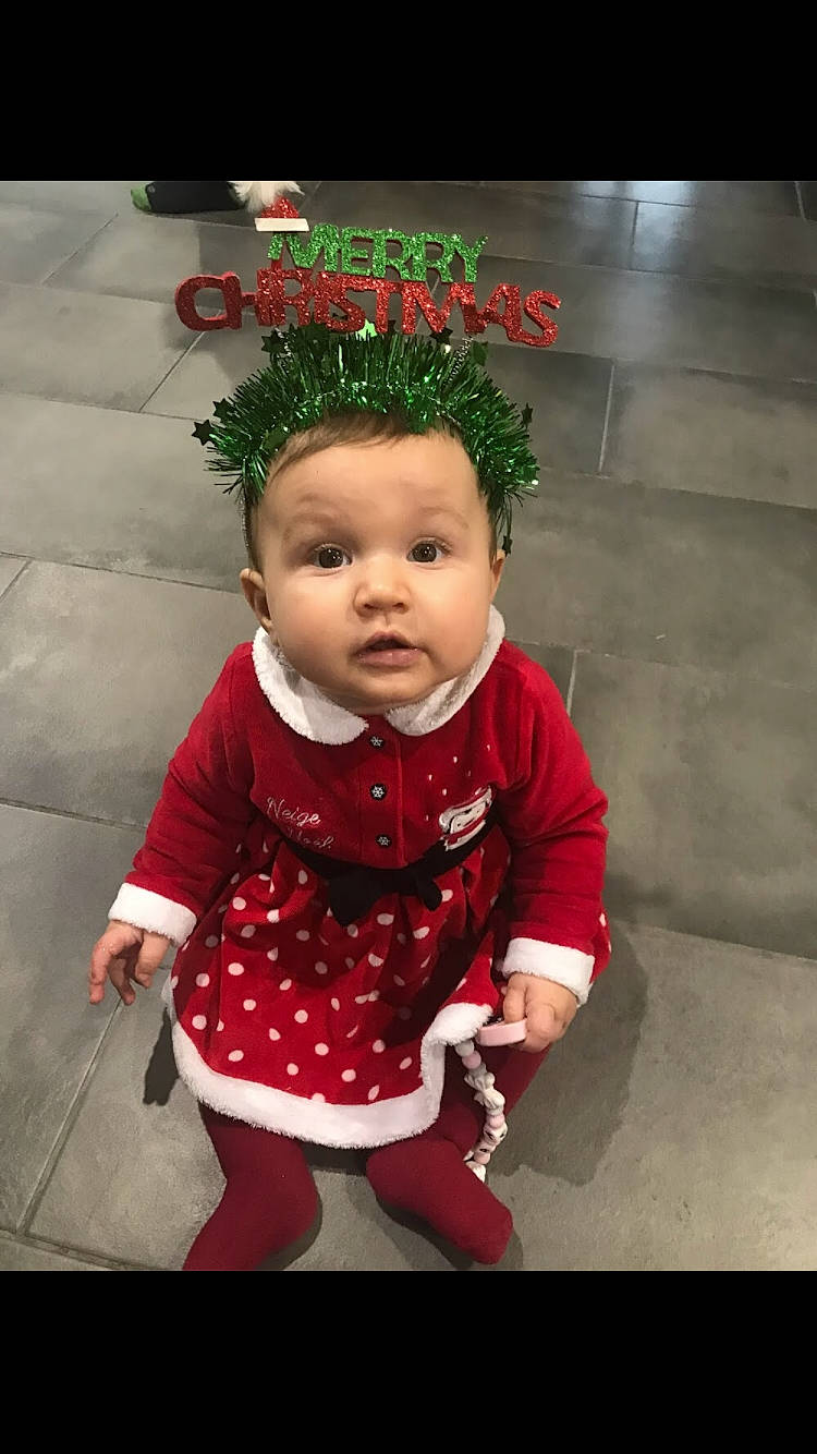 Kiara a rejoint le concours — aidez-le/la à gagner de superbes lots ! baby, baby_toddler_clothing, carmine, child, child_model, eye, flash_photography, flooring, fun, grass, happy, holiday, human_body, magenta, pattern, person, pink, portrait_photography, sitting, sleeve