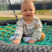 Simon a rejoint le concours — aidez-le/la à gagner de superbes lots ! baby, child, swing, outdoor, smiling, happy, net, rope, clothing, socks, grass, tree, playground, cute, person, infant, sweater, fun, park, nature