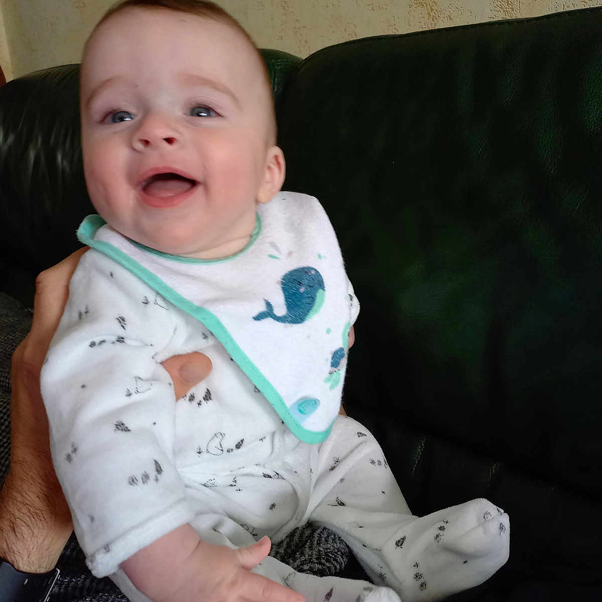 Jules a rejoint le concours — aidez-le/la à gagner de superbes lots ! architecture, baby, building, couch, cushion, face, furniture, happy, head, homedecor, indoors, laughing, livingroom, newborn, person, photography, portrait, room, sitting, smile