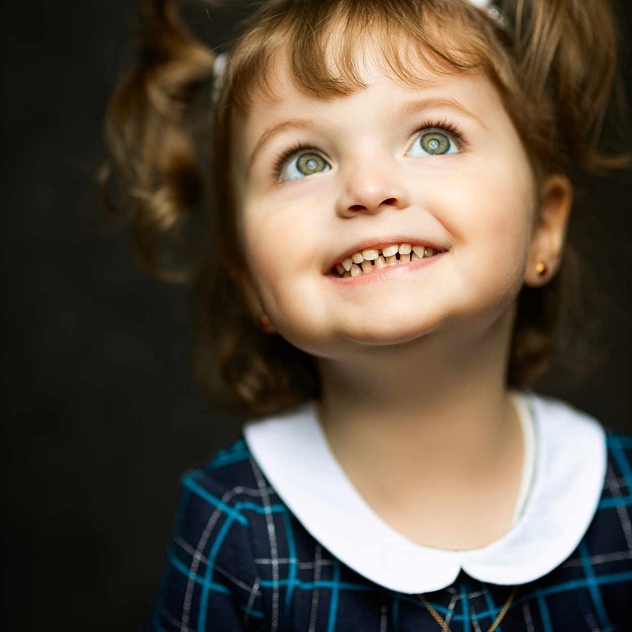 Victoire a rejoint le concours — aidez-le/la à gagner de superbes lots ! accessories, baby, bodypart, clothing, dress, face, finger, hand, happy, head, jewelry, locket, mouth, necklace, pendant, person, photography, portrait, smile, teeth