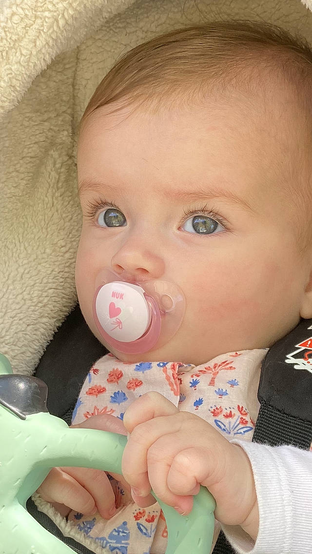 Anouk a rejoint le concours — aidez-le/la à gagner de superbes lots ! baby, baby_toddler_clothing, cheek, child, drinkware, ear, eyelash, finger, fun, iris, lip, mammal, mouth, nail, nose, organ, person, pink, product, skin