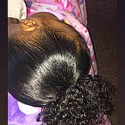 Maïna participe au concours pour gagner de l'argent avec cette photo : child, hair, curly_hair, ponytail, blanket, colorful, hand, skin, head, sleeping, bed, texture, fabric, pattern, indoor, closeup, black_hair, curly_ponytail, resting, soft