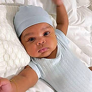 Sohân participe au concours pour gagner de l'argent avec cette photo : baby, infant, sleepwear, hat, arm, bed, pillow, pacifier, white, blue, cute, lying_down, child, bracelet, knitted, soft, peaceful, indoors, portrait, closeup