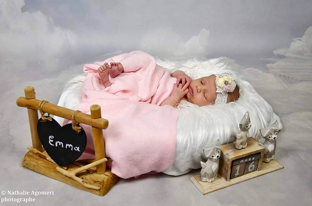 Emma participe au concours pour gagner de l'argent avec cette photo : art, baby, baby_toddler_clothing, bedding, child, cloud, comfort, dress, event, flash_photography, funeral, happy, headwear, linens, person, room, sitting, toddler