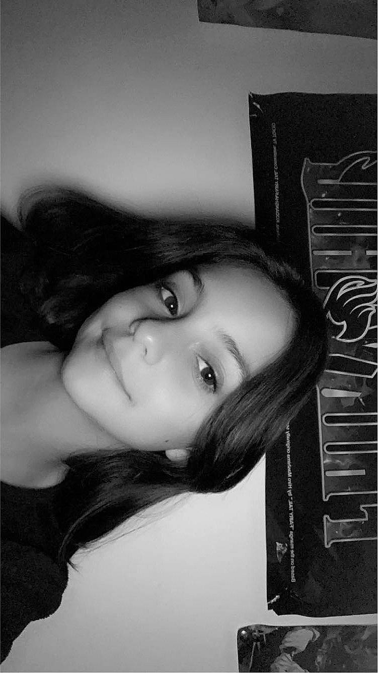 Maloé participe au concours pour gagner de l'argent avec cette photo : black_and_white, black_hair, cheek, eyebrow, eyelash, flash_photography, happy, iris, jaw, joy, lip, long_hair, monochrome, monochrome_photography, mouth, nose, person, room, stock_photography, style