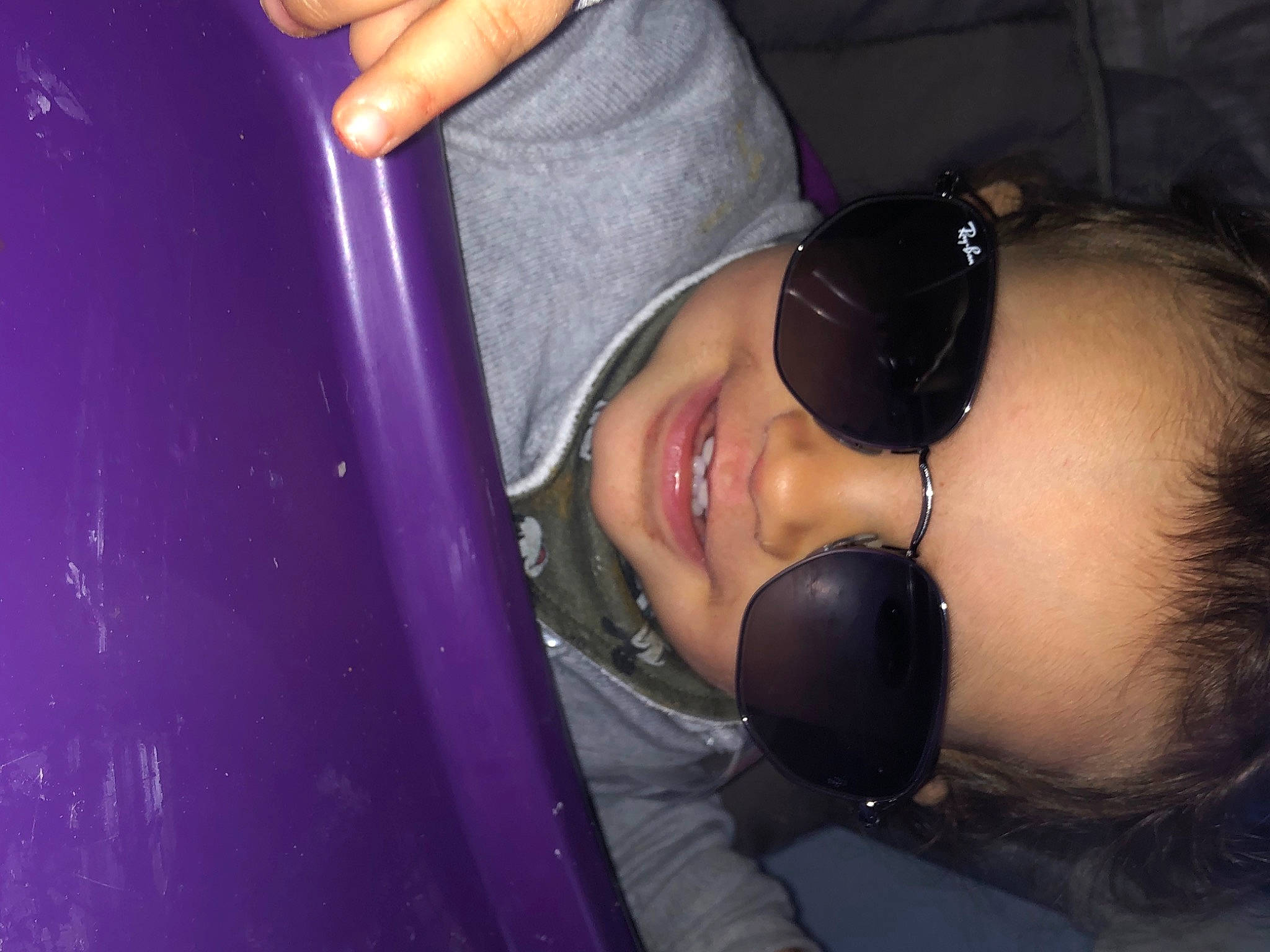 Nayla participe au concours pour gagner de l'argent avec cette photo : audio_equipment, black_hair, ear, eyebrow, eyelash, eyewear, finger, flash_photography, gesture, glasses, goggles, hearing, jaw, lip, microphone, mouth, nose, person, smile, sunglasses