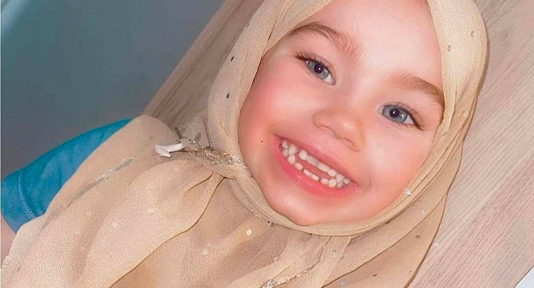 Zayna a rejoint le concours — aidez-le/la à gagner de superbes lots ! blond, cheek, chin, close_up, eyebrow, eyelash, flash_photography, fun, happy, headwear, iris, jaw, joy, lip, mouth, nose, person, skin, smile, toddler