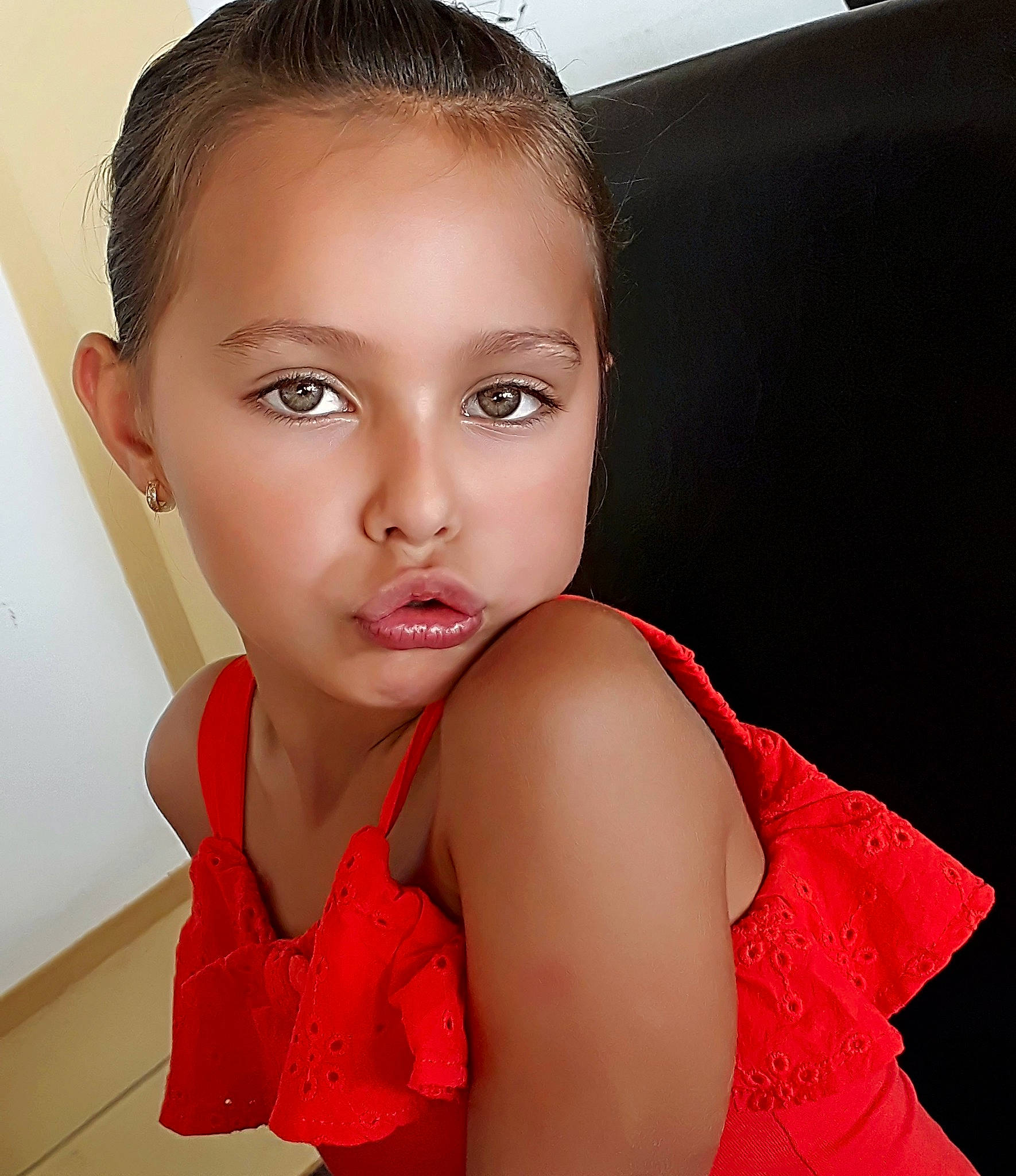 Delia participe au concours pour gagner de l'argent avec cette photo : beauty, black_hair, brown_hair, cheek, child_model, chin, eyebrow, forehead, girl, human_hair_color, lip, long_hair, model, mouth, neck, person, photo_shoot, shoulder