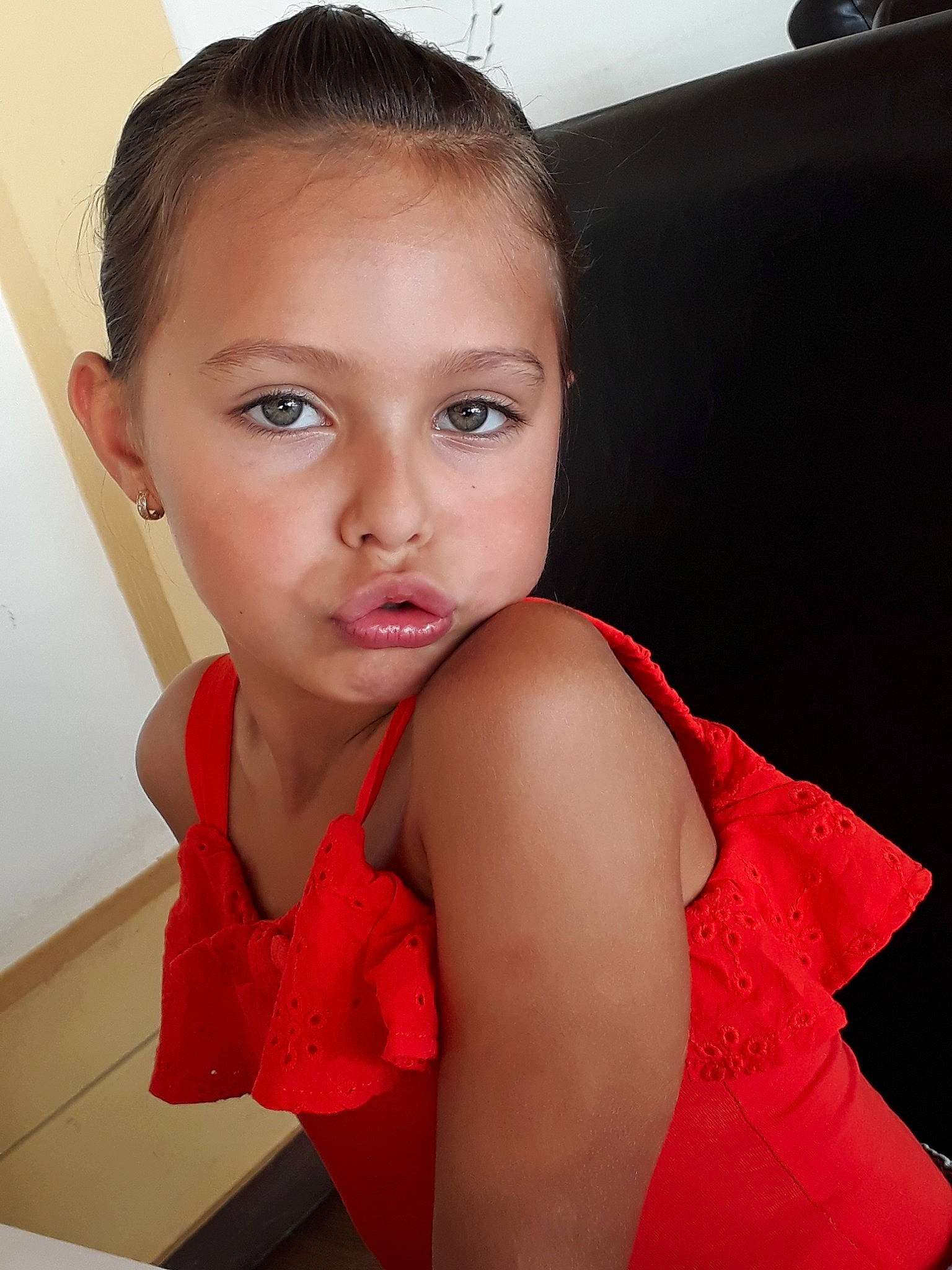 Delia a rejoint le concours — aidez-le/la à gagner de superbes lots ! beauty, black_hair, brown_hair, cheek, child, child_model, chin, girl, human_hair_color, leg, lip, mouth, neck, person, shoulder, skin, smile