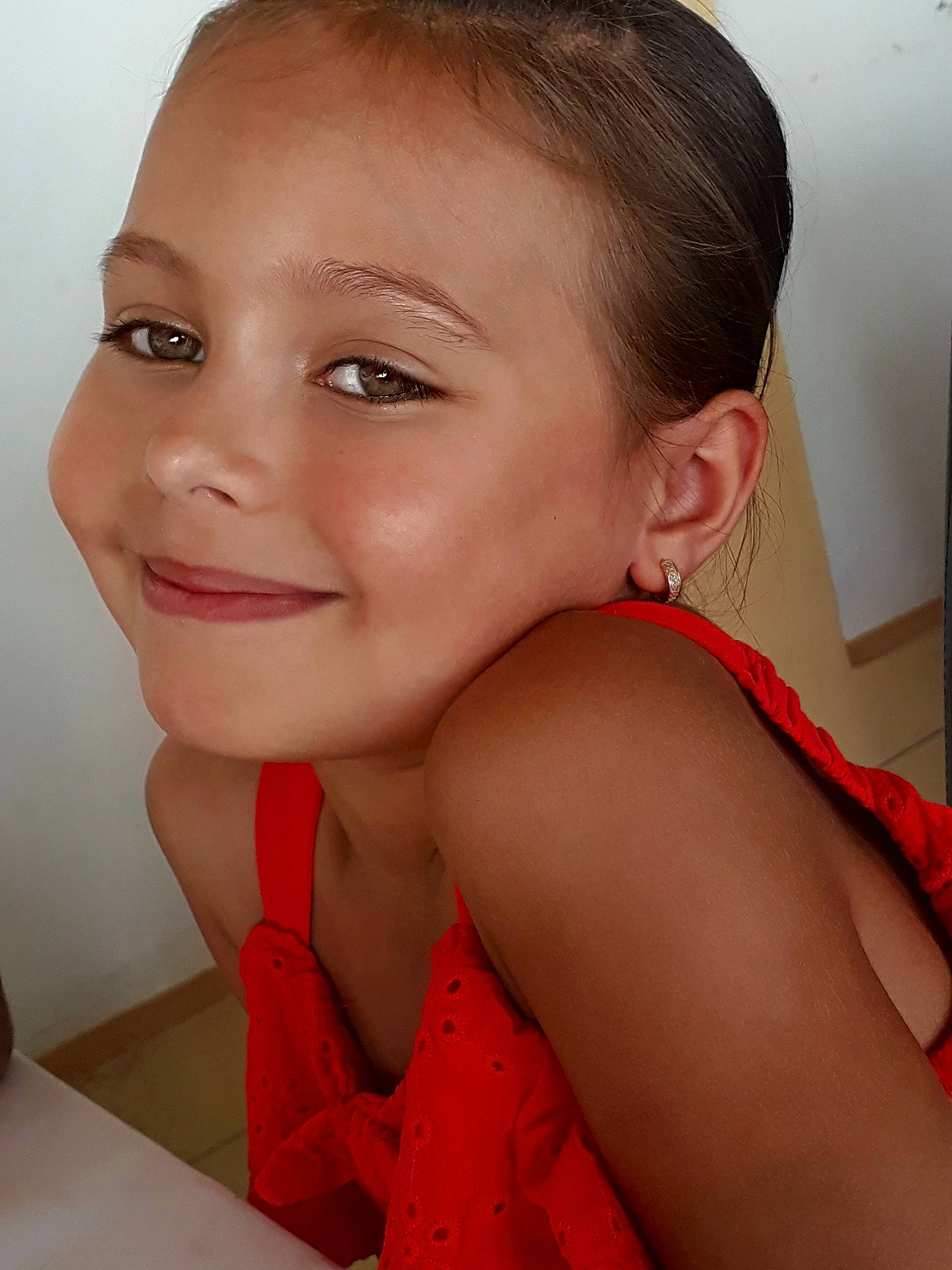 Delia a rejoint le concours — aidez-le/la à gagner de superbes lots ! beauty, blond, brown_hair, cheek, child_model, chin, close_up, ear, eyebrow, forehead, girl, hairstyle, human_hair_color, jaw, joy, lip, long_hair, mouth, neck, person