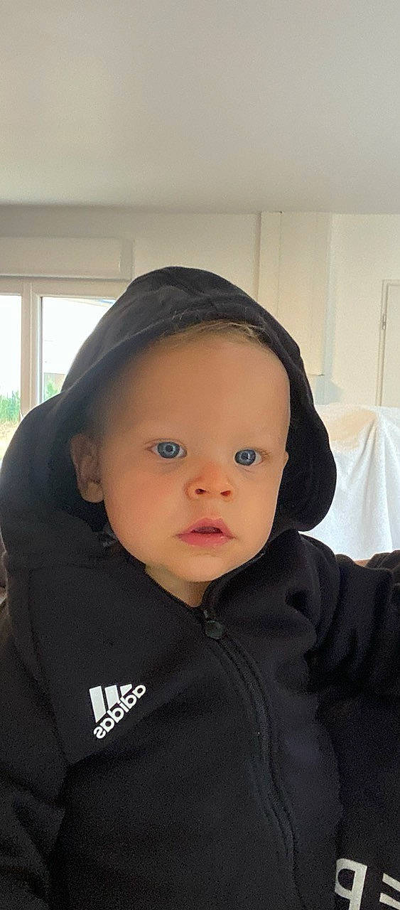 Aïden a rejoint le concours — aidez-le/la à gagner de superbes lots ! baby, baby_toddler_clothing, cheek, child, comfort, eyebrow, eyelash, fashion_accessory, fun, person, personal_protective_equipment, sitting, sleeve, surprise, toddler, vacation, window