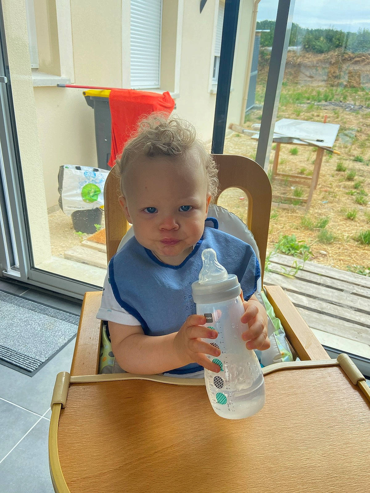 Aïden a rejoint le concours — aidez-le/la à gagner de superbes lots ! baby, baby_toddler_clothing, bottle, child, desk, drink, drinking_water, drinkware, leisure, person, plant, plastic_bottle, play, sitting, sky, soft_drink, table, thumb, toddler, water_bottle