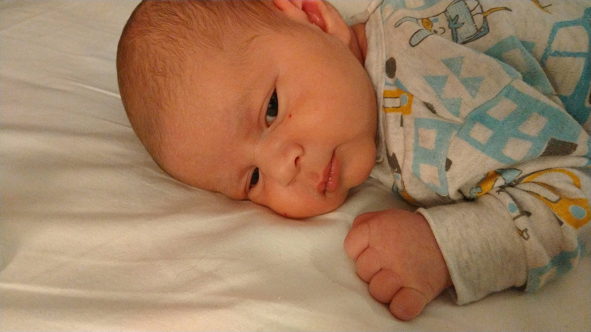 Ilian participe au concours pour gagner de l'argent avec cette photo : baby, baby_products, baby_sleeping, bedtime, cheek, child, eye, face, finger, hand, head, iris, lip, mouth, nap, nose, person, product, skin, sleep