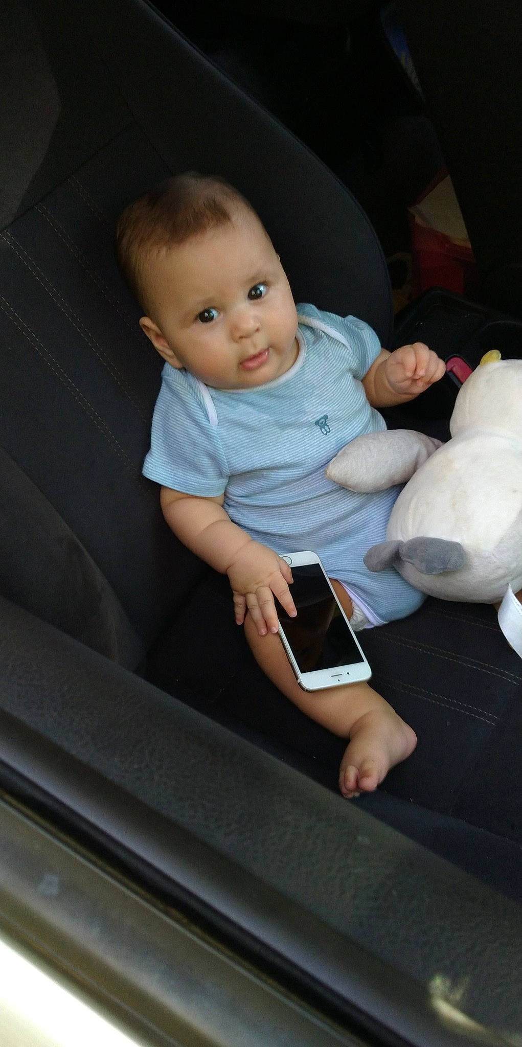 Ilian participe au concours pour gagner de l'argent avec cette photo : baby, baby_products, baby_safety, cheek, child, electronic_device, gadget, person, product, sitting, skin, technology, toddler