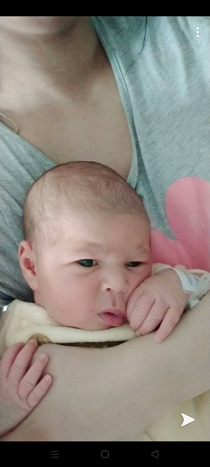 Ilian a rejoint le concours — aidez-le/la à gagner de superbes lots ! baby, baby_sleeping, bedtime, cheek, child, childbirth, face, gesture, hand, head, lip, mouth, nap, nose, person, skin, sleep, stomach, toddler