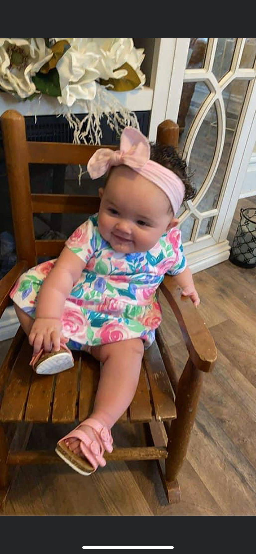 Essence is registered to the contest to win money with this photo: baby, baby_toddler_clothing, chair, child, flooring, foot, fun, happy, hat, head, human_leg, leisure, magenta, pattern, person, pink, sandal, skin, thigh, toddler