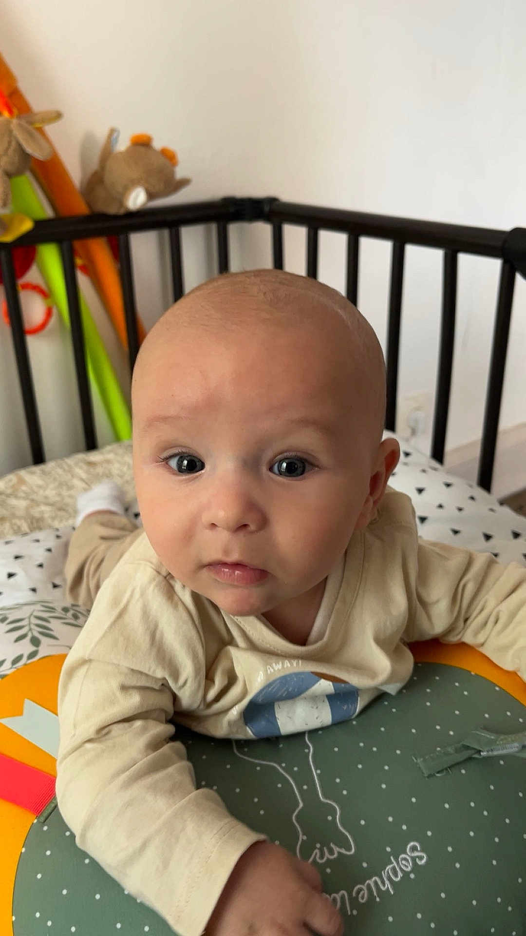 Marceau a rejoint le concours — aidez-le/la à gagner de superbes lots ! baby, infant, crib, play_mat, soft_toys, tummy_time, indoor, child, person, cute, sleepwear, blanket, face, head, expression, furniture, room, home, skin, clothing