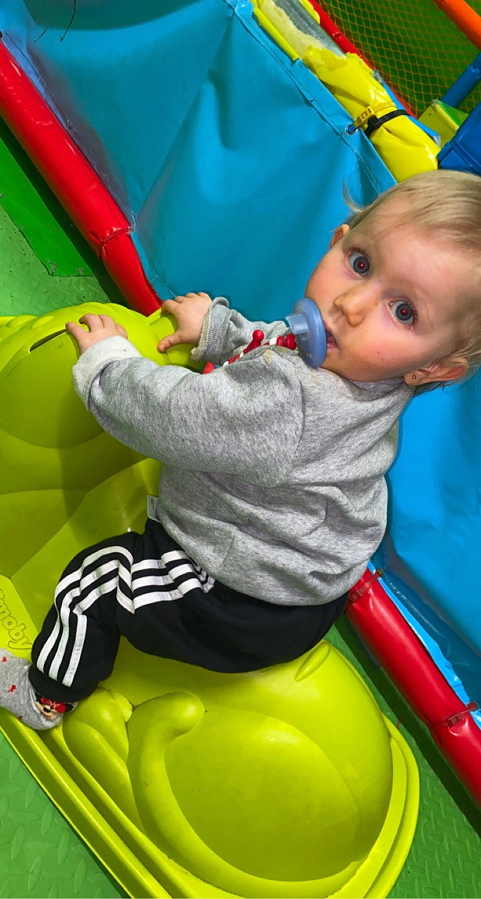 Miaaa participe au concours pour gagner de l'argent avec cette photo : baby, baby_products, boats_and_boating_equipment_and_supplies, child, city, fun, grass, green, happy, inflatable, leisure, outdoor_play_equipment, person, personal_protective_equipment, play, playground, recreation, sitting, toddler, toy