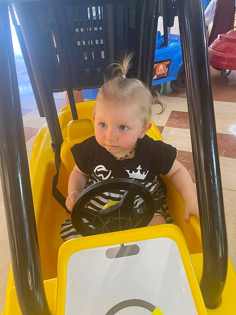 Miaaa a rejoint le concours — aidez-le/la à gagner de superbes lots ! automotive_design, automotive_exterior, baby, baby_toddler_clothing, car_seat, chair, child, fun, leisure, motor_vehicle, person, play, recreation, riding_toy, room, sitting, t_shirt, toddler, vehicle, vehicle_door