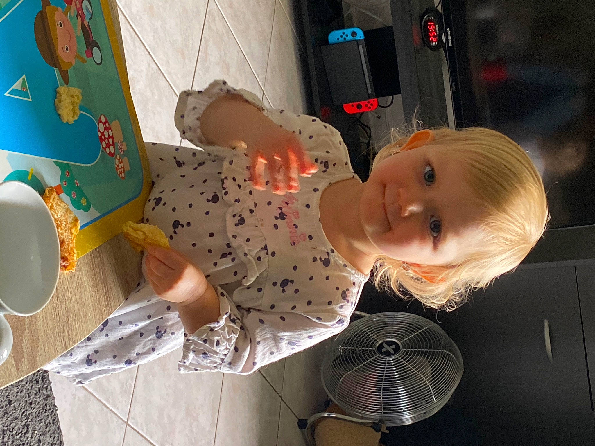 Miaaa participe au concours pour gagner de l'argent avec cette photo : automotive_lighting, baby, child, fun, hat, joy, mechanical_fan, person, room, smile, toddler, vehicle_door