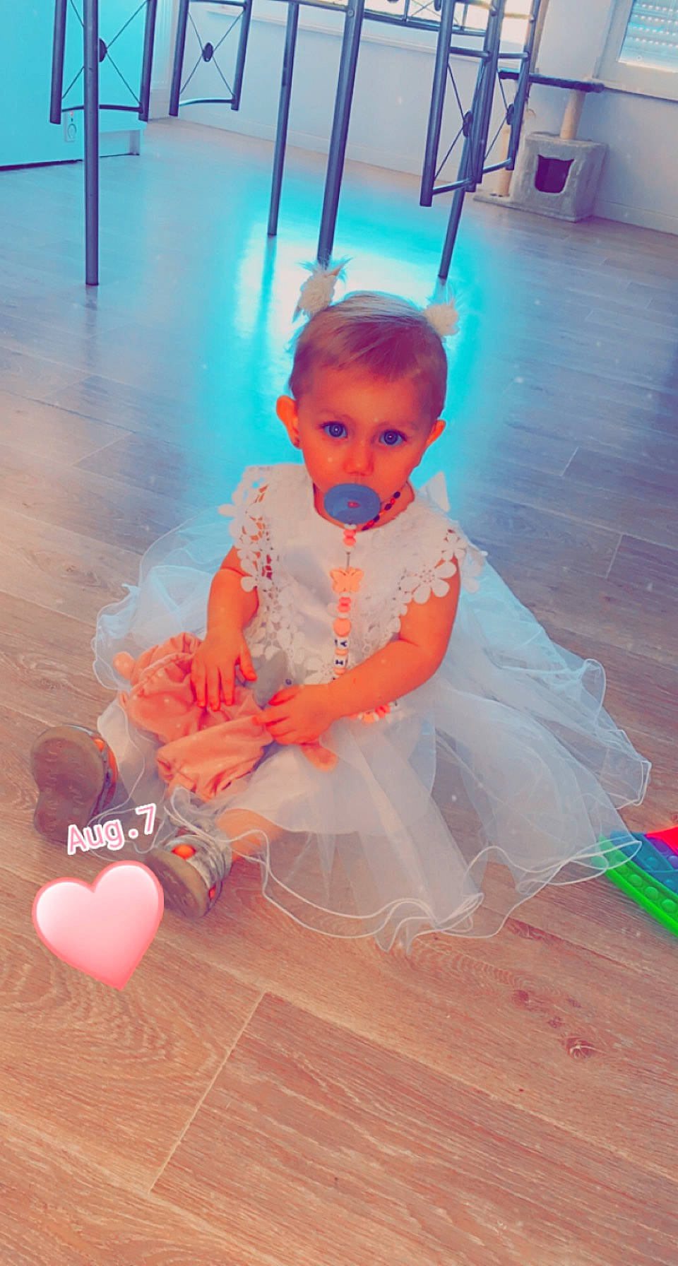 Miaaa participe au concours pour gagner de l'argent avec cette photo : baby, baby_toddler_clothing, child, electric_blue, event, floor, flooring, fun, happy, hardwood, human_leg, leisure, magenta, orange, peach, person, pink, play, sitting, toddler