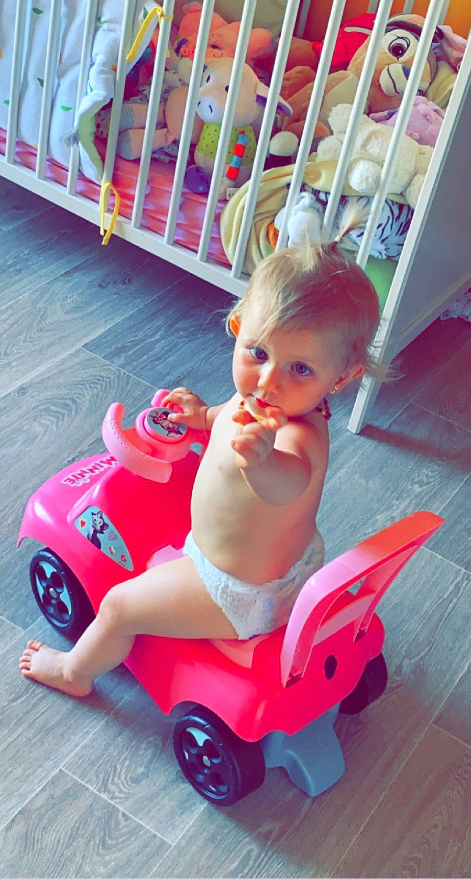Miaaa participe au concours pour gagner de l'argent avec cette photo : automotive_design, baby_products, baby_toddler_clothing, child, fun, happy, leisure, motor_vehicle, person, pink, play, recreation, red, riding_toy, snapshot, tire, toddler, toy, toy_vehicle, vehicle