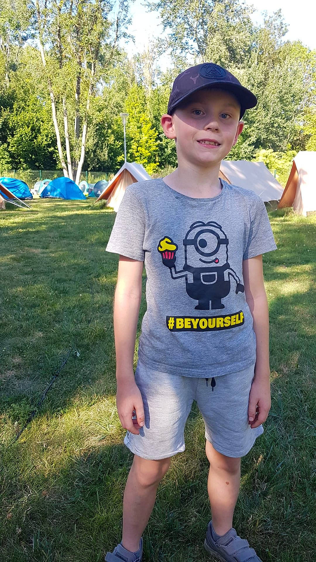 Nolhann participe au concours pour gagner de l'argent avec cette photo : baseball_cap, cap, cool, denim, electric_blue, face, fun, grass, grassland, happy, headwear, leisure, pattern, person, plant, recreation, shorts, sleeve, t_shirt, tent