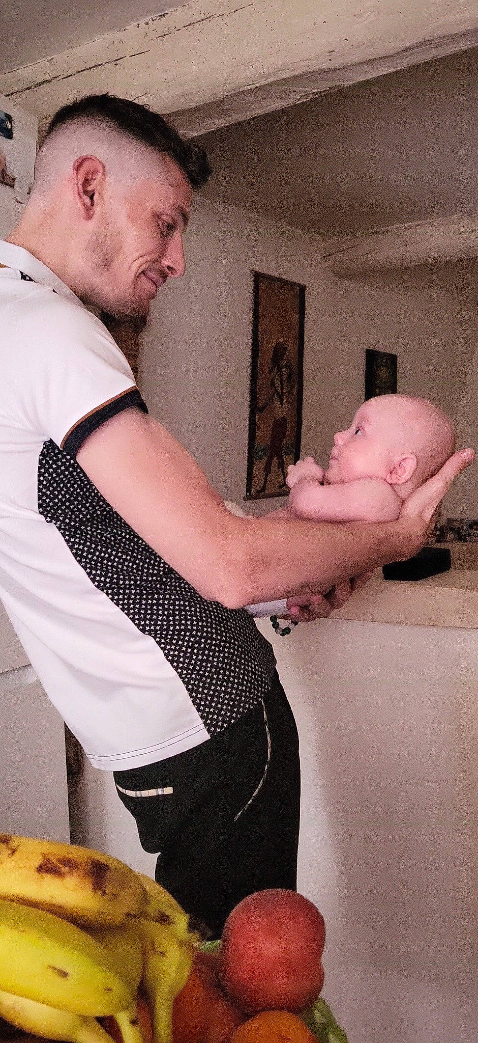 Antoine a rejoint le concours — aidez-le/la à gagner de superbes lots ! abdomen, arm, beard, chest, comfort, elbow, finger, gesture, hairstyle, hand, human_body, joint, mouth, muscle, neck, person, shoulder, sleeve, thigh, thumb