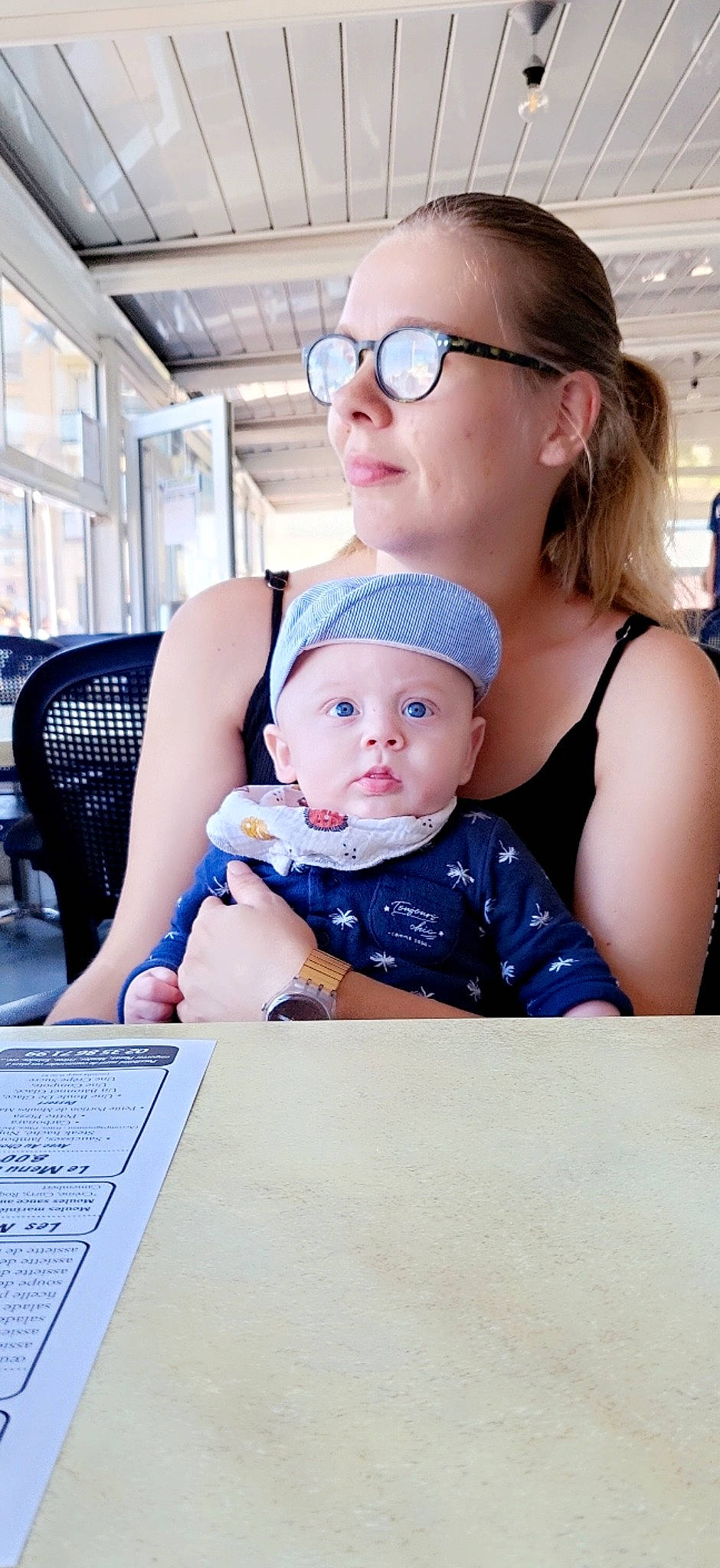 Antoine a rejoint le concours — aidez-le/la à gagner de superbes lots ! baby, baby_toddler_clothing, chair, child, event, eyewear, fun, happy, hat, headwear, leisure, person, portrait_photography, recreation, room, sitting, skin, t_shirt, toddler, vacation