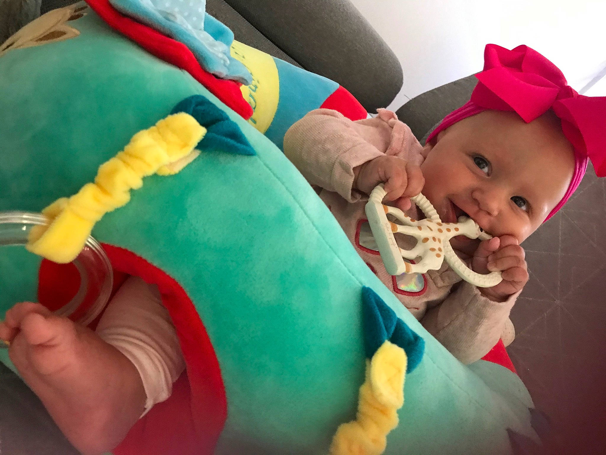 Jenessy a rejoint le concours — aidez-le/la à gagner de superbes lots ! baby, baby_products, child, comfort, eye, fictional_character, finger, fun, hand, happy, hat, head, headgear, human_body, linens, mouth, person, play, stuffed_toy, thumb