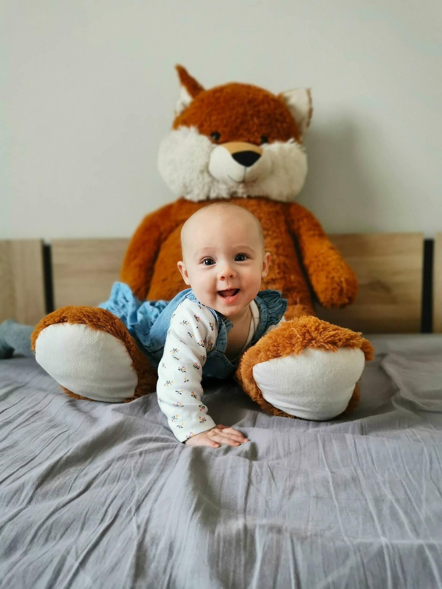 Anaé a rejoint le concours — aidez-le/la à gagner de superbes lots ! baby, baby_toddler_clothing, bed, chair, child, comfort, fur, happy, head, joy, linens, person, plush, sitting, smile, stuffed_toy, table, tableware, teddy_bear, toddler