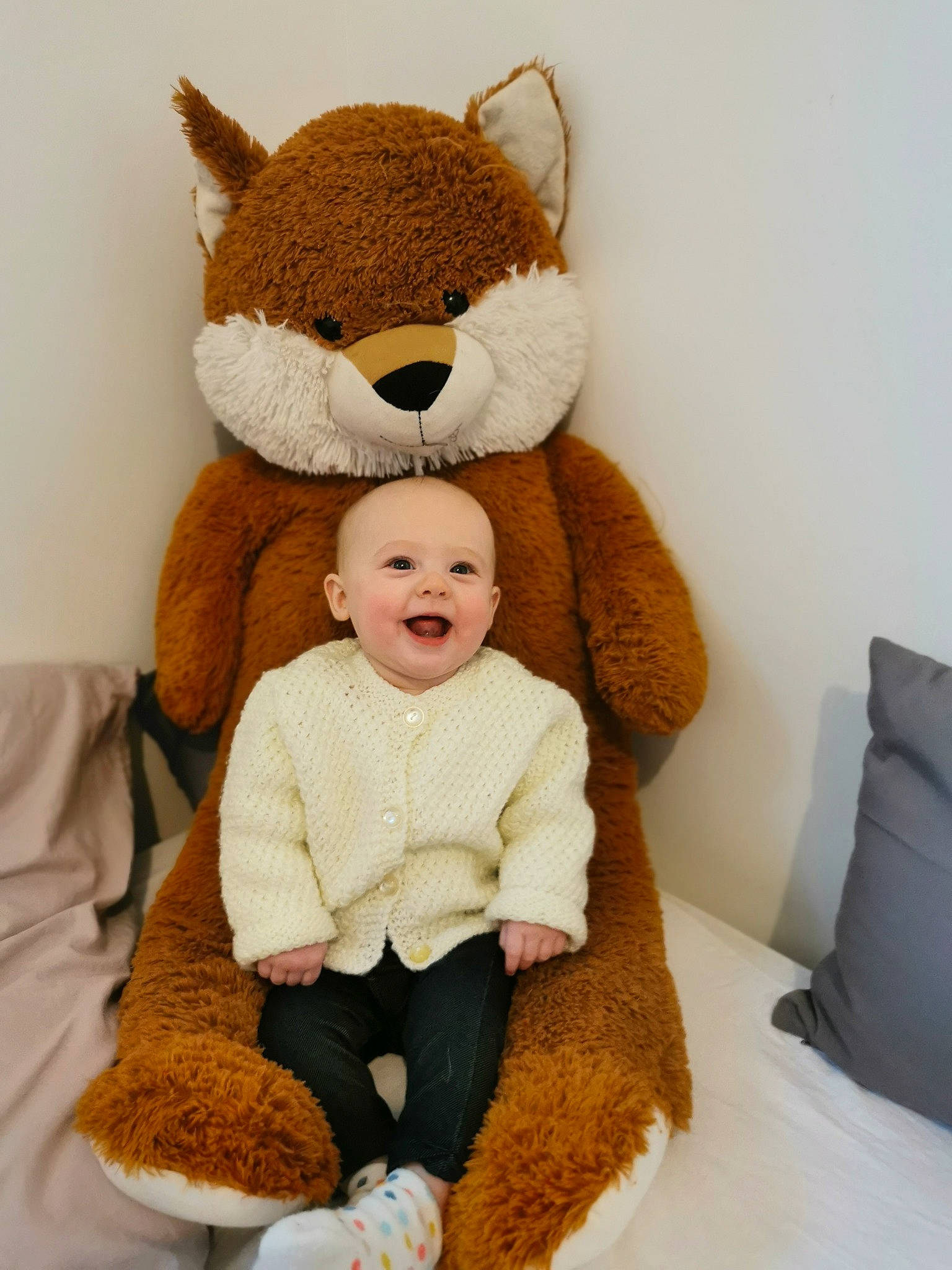 Anaé a rejoint le concours — aidez-le/la à gagner de superbes lots ! baby, brown, child, comfort, fur, gesture, happy, headgear, linens, mammal, person, plush, room, smile, stuffed_toy, teddy_bear, terrestrial_animal, textile, toddler, toy
