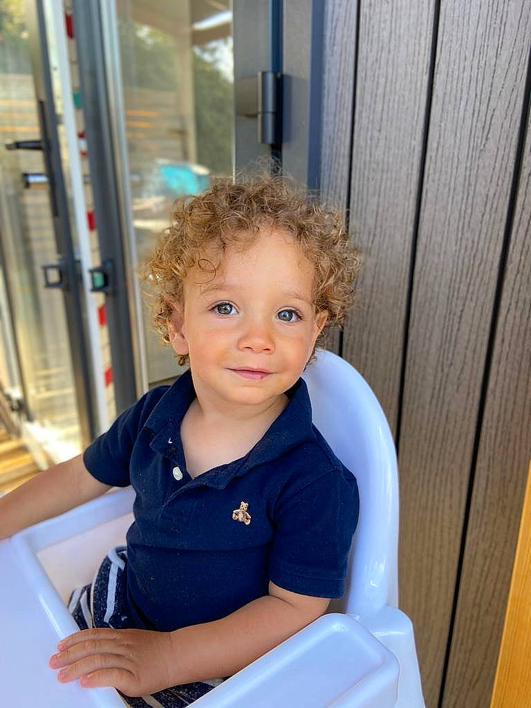 Liham participe au concours pour gagner de l'argent avec cette photo : baby, blond, child, hair, hairstyle, joy, person, sitting, skin, smile, standing, toddler, vacation