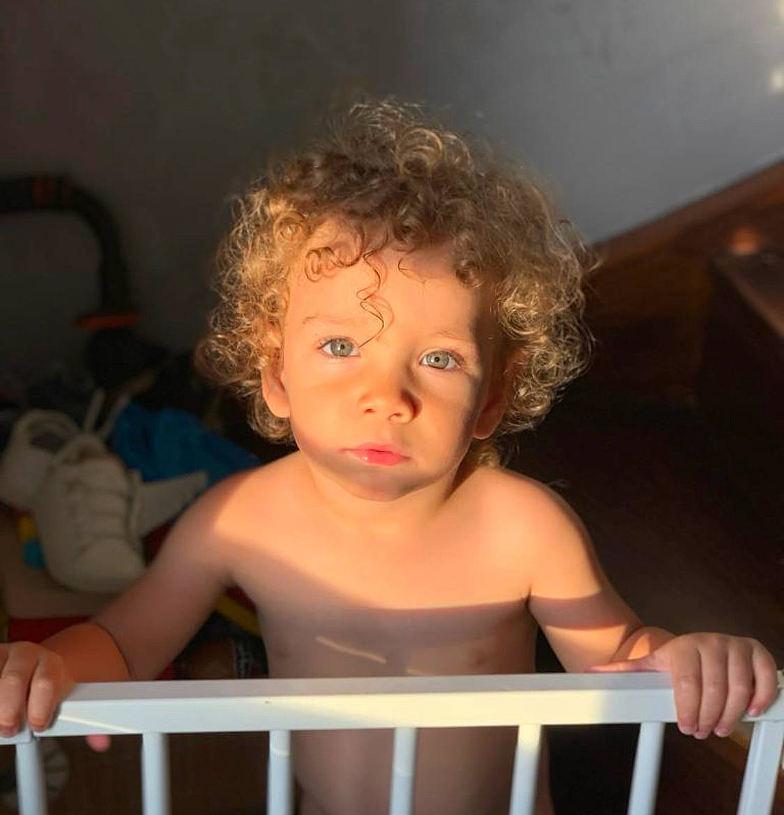 Liham participe au concours pour gagner de l'argent avec cette photo : baby, baby_products, bed, blond, cheek, child, eye, face, fun, furniture, hair, head, infant_bed, iris, lip, nose, organ, person, product, skin