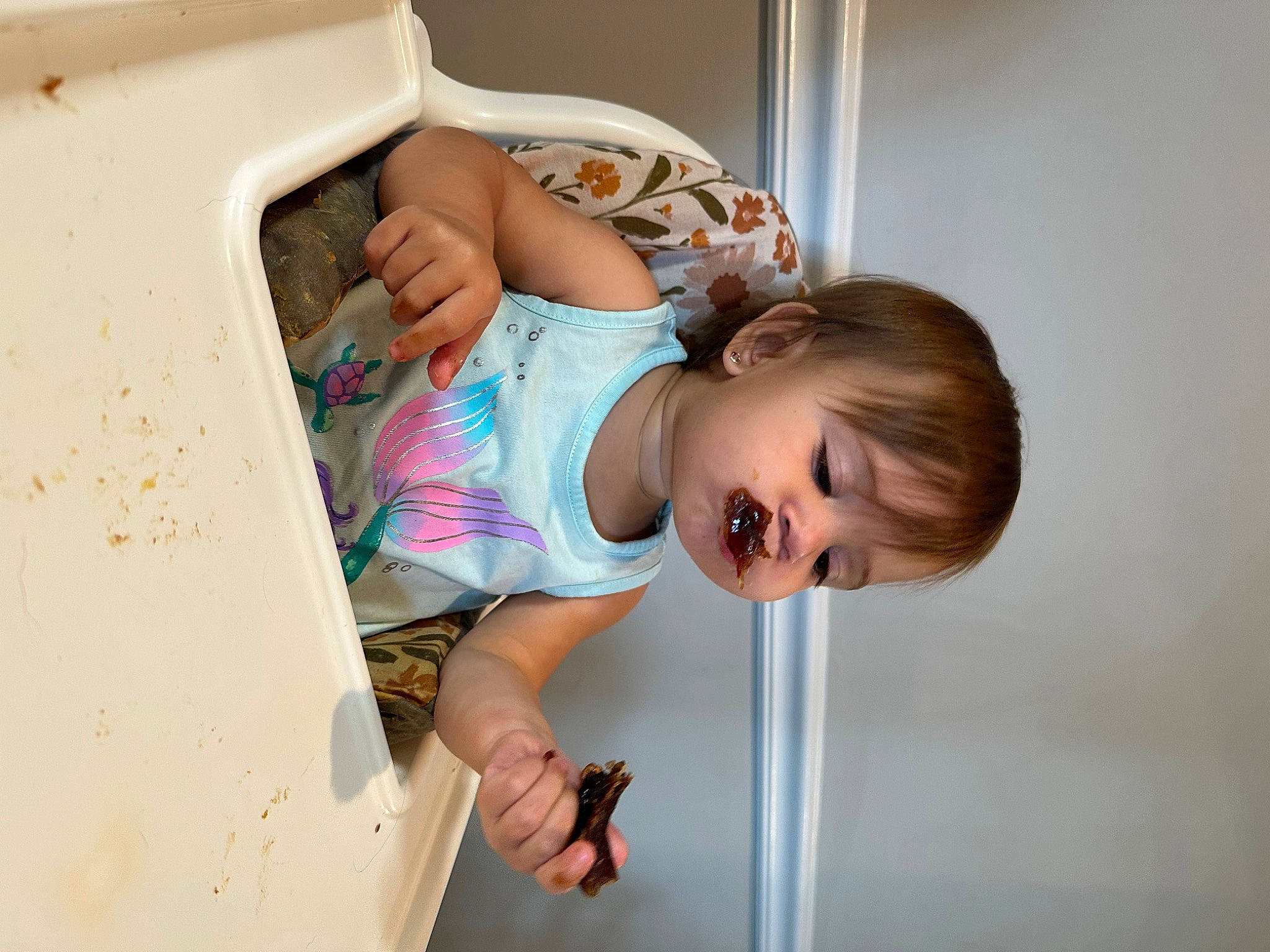 Kova is registered to the contest to win money with this photo: baby, baby_products, baby_toddler_clothing, child, door, elbow, finger, fun, happy, home_appliance, person, play, room, sleeve, smile, t_shirt, toddler, vacation, window, wood