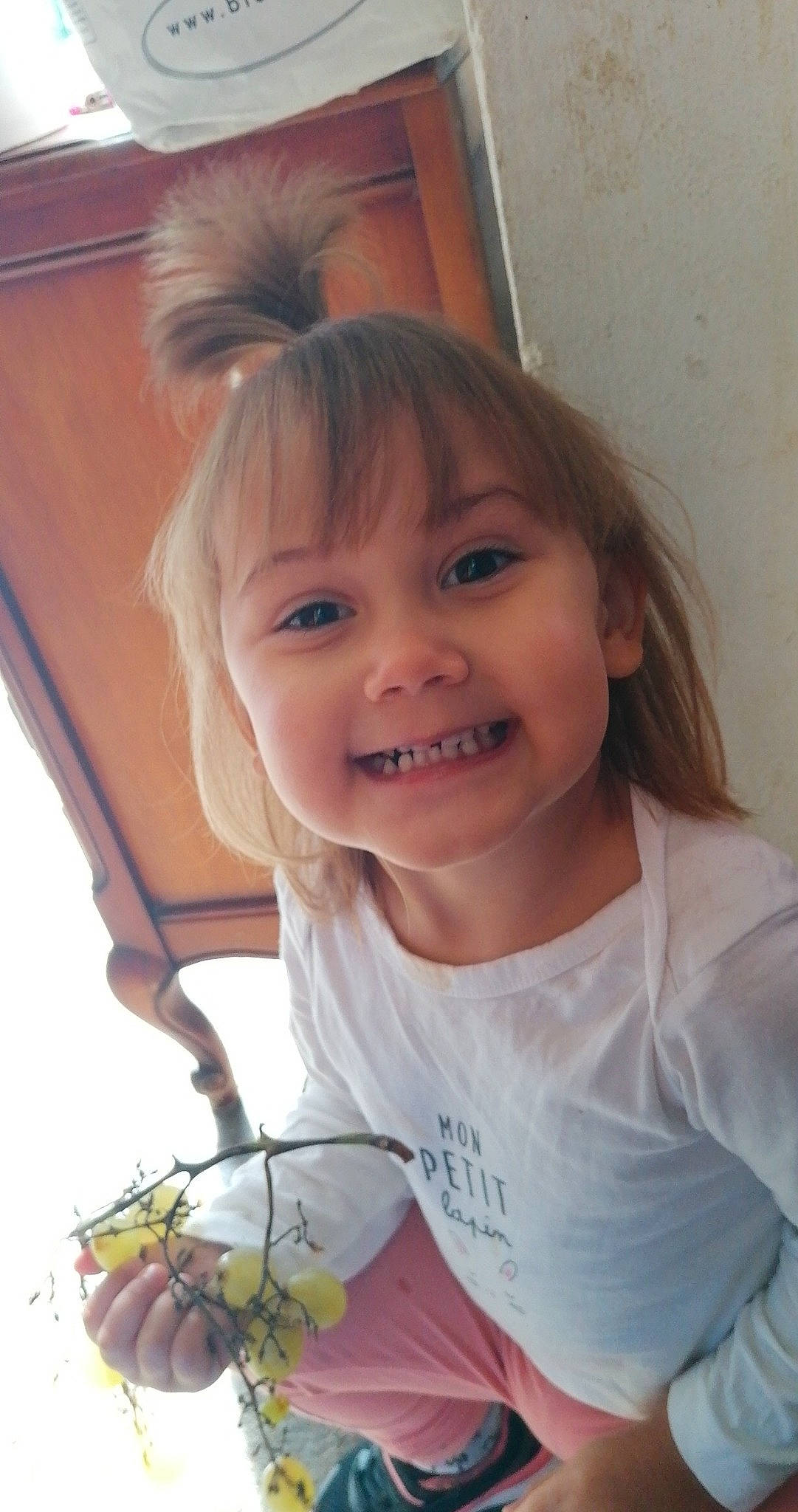 Mélinda participe au concours pour gagner de l'argent avec cette photo : baby_toddler_clothing, bangs, beauty, blond, brown_hair, cheek, child, eyelash, facial_expression, fun, hair, happy, iris, joy, nose, person, shoulder, skin, smile, thumb