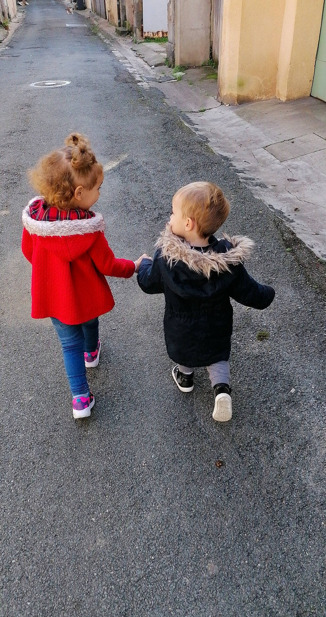 Mélinda a rejoint le concours — aidez-le/la à gagner de superbes lots ! arm, asphalt, child, flooring, fun, gesture, grass, hand, human_body, human_leg, leisure, pedestrian, person, play, recreation, road, road_surface, sidewalk, sitting, toddler