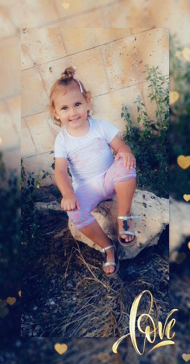 Mélinda participe au concours pour gagner de l'argent avec cette photo : adaptation, child, cool, electric_blue, eye, flash_photography, fun, grass, hair, happy, head, human, joy, people_in_nature, person, plant, shorts, skin, standing, sunlight