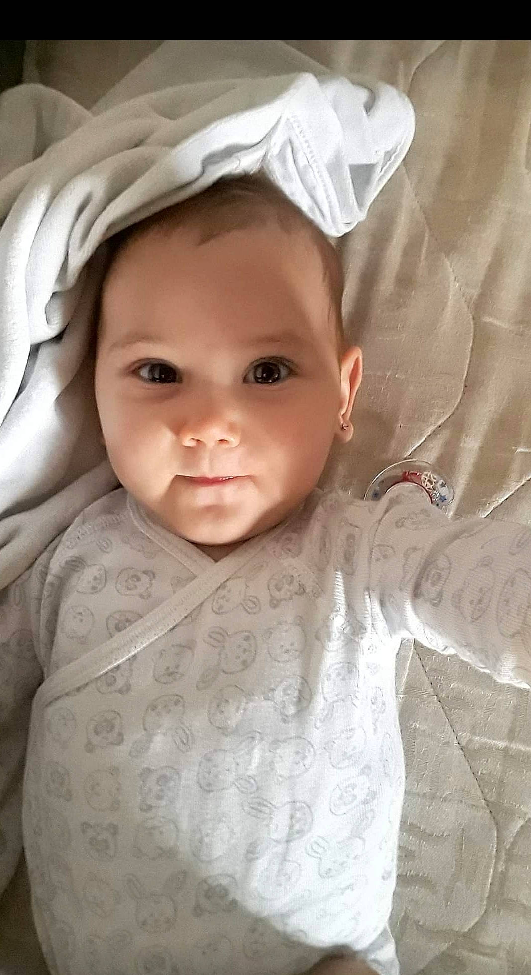 Mélinda participe au concours pour gagner de l'argent avec cette photo : baby, baby_products, baby_toddler_clothing, cheek, child, chin, comfort, eyebrow, eyelash, facial_expression, fashion_accessory, happy, iris, linens, lip, outerwear, person, skin, sleeve, smile
