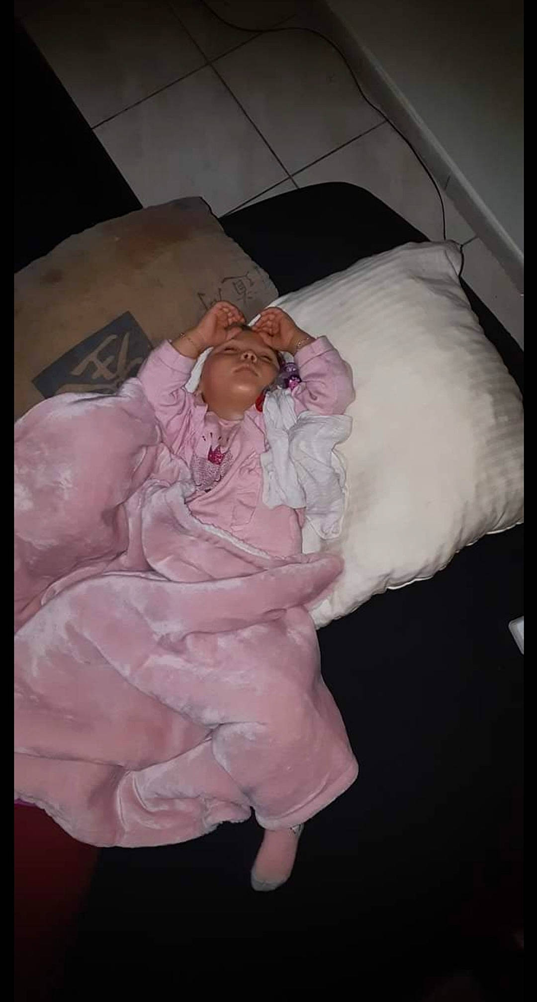 Mélinda a rejoint le concours — aidez-le/la à gagner de superbes lots ! baby, baby_products, baby_safety, baby_toddler_clothing, bed, bed_sheet, bedding, bedtime, comfort, duvet, flesh, fur, linens, nap, person, pink, sitting, sleep, sleeve, toddler